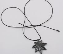 Hämatit-Anhänger in floraler Form, an Lederband, Anh. ca. 4 x 4cm