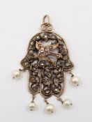 Hamsa-Amulett aus Gold (gepr.), Diamanten und Perlen, um 1920, 19,2gr., ca. L-7cm