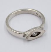 Ring mit einem weißen Stein aus 925er Silber,