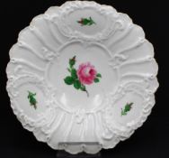 Meissen Zierteller, Rote Rose, mit Reliefdekor, D-24 cm