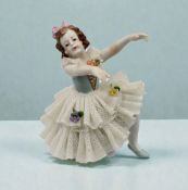 Tänzerin in Spitzenkleid, Aelteste Volkstedt, Kleid 1x bestossen, ca. H-9cm