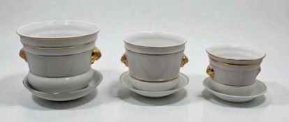 3x Übertöpfe, Löwenköpfe, untersch. Manufakturen, mit Unterteller, ca. H-8,7 bis 12,5cm, D-12 bis 1