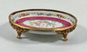 kl. ovale Schale, Paris, Blumenbemalung und Metallmontur, ca. H-3,2cm B-12,5cm