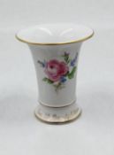 kl. Kratervase, Meissen, Schwertermarke, 1. Wahl, rote Rose, am Stand Widmung "Zum 40. Dienstjubilä