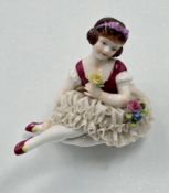 kl. sitzendes Mädchen in Spitzenkleid, ungedeutete Blaumarke, min. Chips, ca. H-7cm