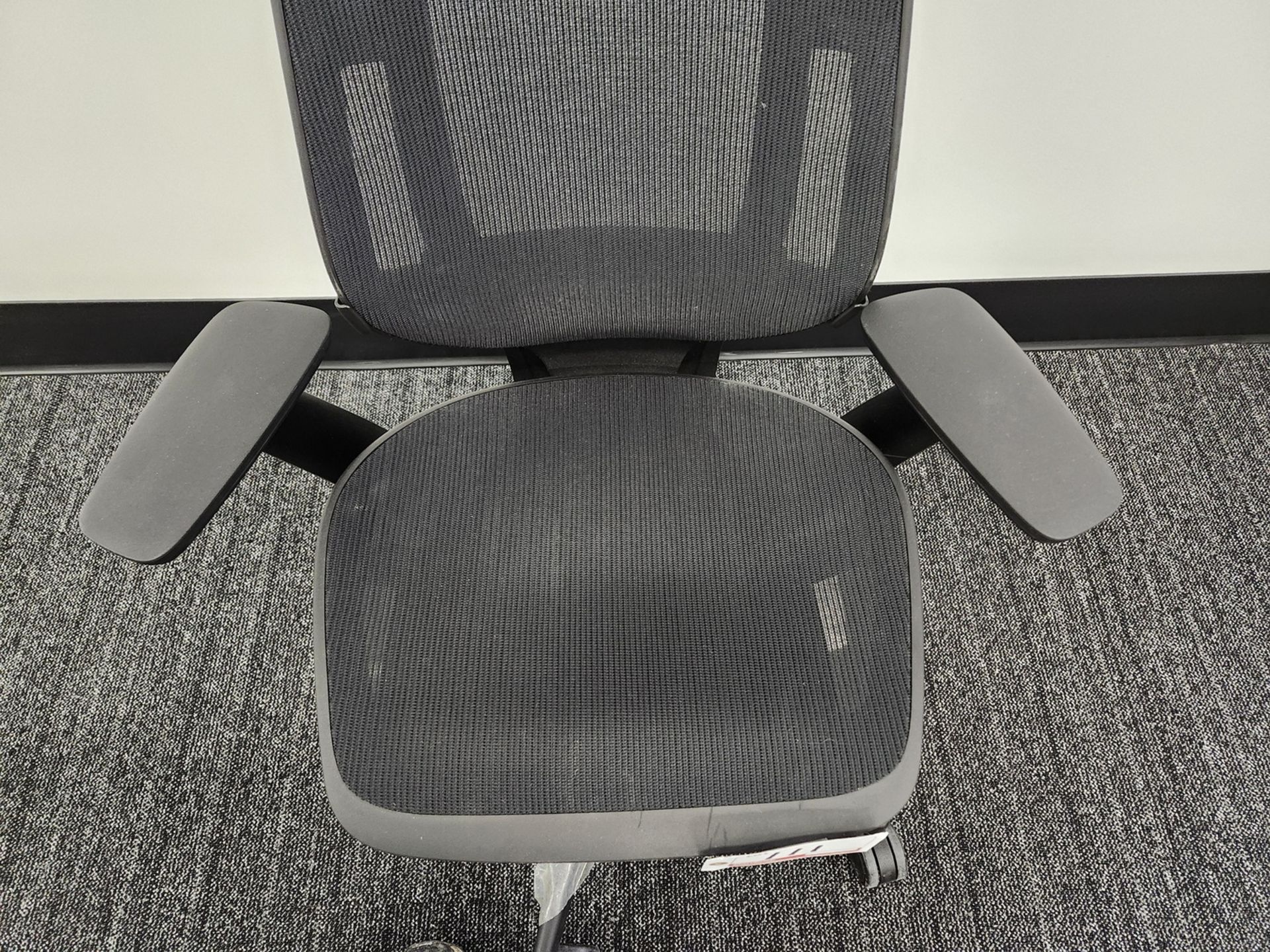 STEELCASE KARMAN HIGH-PERFORMANCE MESH ERGONOMIC ADJ OFFICE CHAIR - BLACK FABRIC / BLACK BASE / - Image 4 of 6