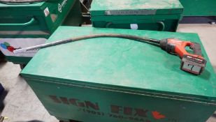 MILWAUKEE FUEL BRUSHLESS PENCIL VIBRATOR CAT. 2910-20 C/W M18 HD 9.0 BATTERY