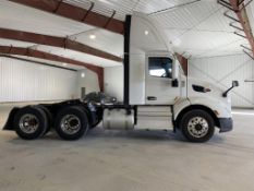 2022 PETERBILT 579 DAY CAB SEMI-TRUCK W/ PACCAR MX-13 12.9L DIESEL ENGINE, AUTO TRANSMISSION