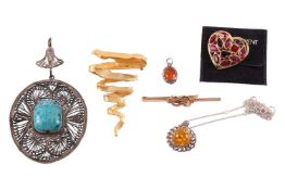 A group of jewellery to include; a 9ct tie clip with lovers knot motif, measuring 7.2 x 1.cm, with B