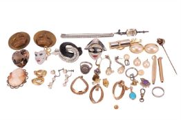 A mixed quantity of jewellery items comprising a pair of 9ct gold reeded earrings, with one earring 