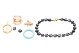 A leather jewellery box and a small collection of jewellery items; to include a boxed cultured pearl