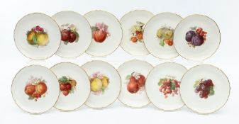 Zwölf Teller mit Obstdekor, KPM Berlin.