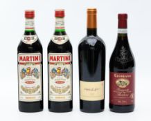 2 Flaschen Rotwein und 2 Flaschen Martini Rosso.