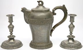 Paar einflammige Kerzenleuchter und Kanne.