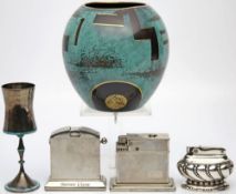 3 Art Deco-Tischfeuerzeuge und "Ikora"-Vase.