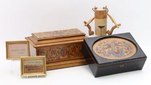 2 Schatullen und 2 kleine Bilder.