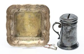 Spardose in Form eines Humpens und vierpassiger Untersatz.