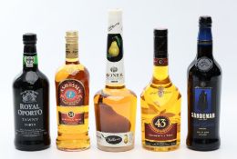 5 Flaschen Spirituosen.