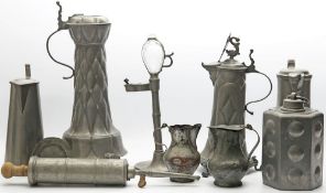 6 Krüge, Dose, Spritze, kleiner Teller und Petroleumlampe.