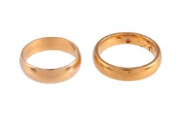 A 22 CARAT GOLD BAND RING