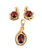 A GARNET PENDANT AND EARRINGS