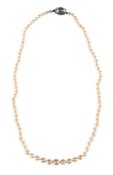 A GRADUATED CULTURED PEARL NECKLACE