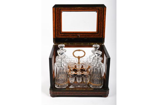 A VICTORIAN WALNUT AND EBONISED DECANTER BOX AND HINGED COVER, LATE 19TH CENTURY - Bild 3 aus 4