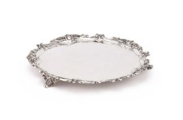 AN EDWARDIAN SILVER SHAPED CIRCULAR SALVER