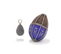 AN EARLY 20TH CENTURY DIAMOND AND ENAMEL EGG PENDANT AND CASE