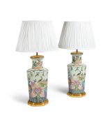 A PAIR OF CERAMIC TABLE LAMPS, IN CHINESE 18TH CENTURY STYLE, LATE 20TH CENTURY