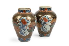 A PAIR OF JAPANESE IMARI VASES, LATE 17TH CENTURY