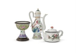 A Chinese Famille Rose wine ewer and cover