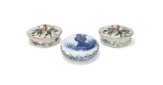 A small Chinese blue and white paste box and cover