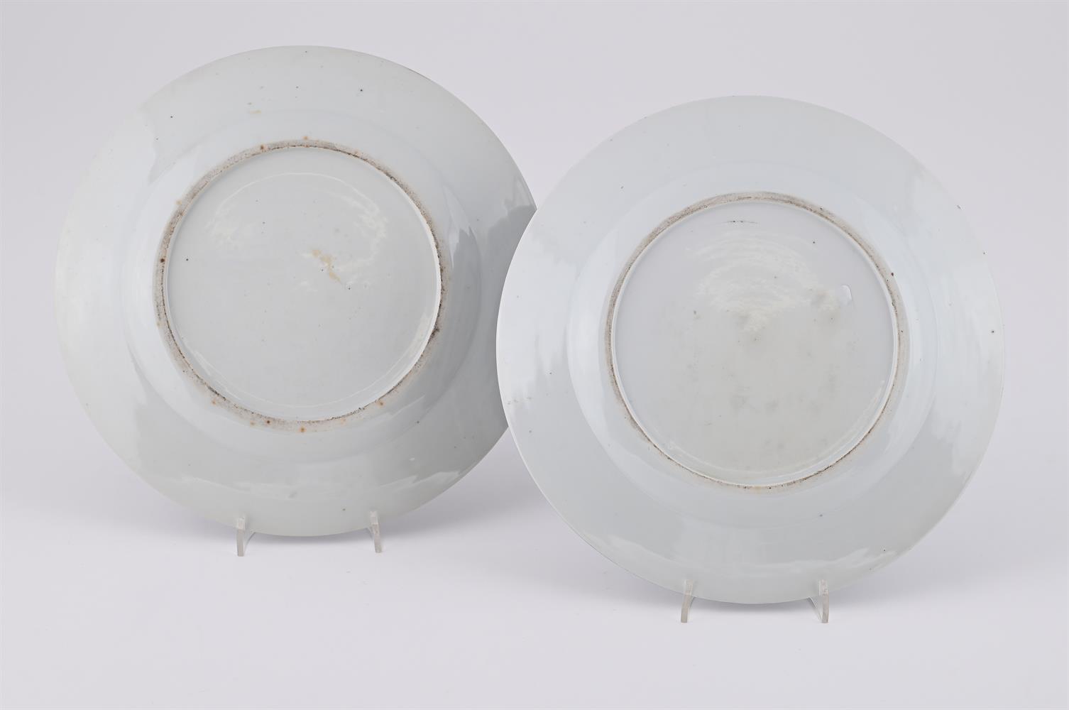 A PAIR OF CHINESE EXPORT ARMORIAL PLATES, LATE 18TH CENTURY - Image 6 of 6