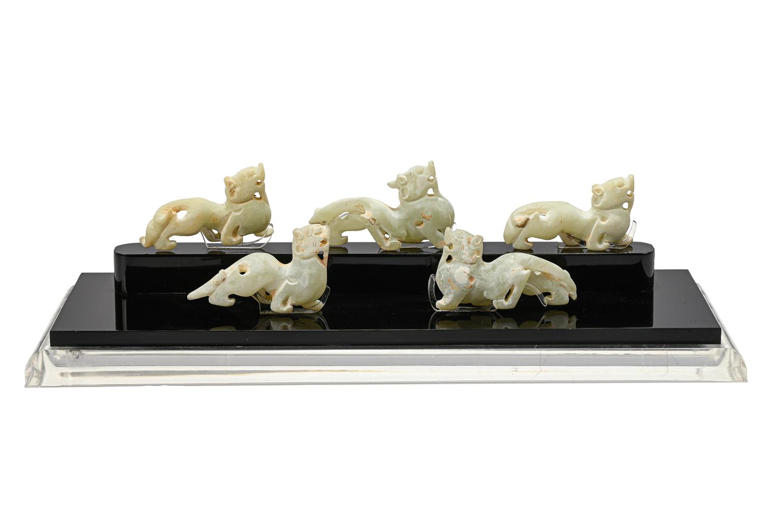 A DISPLAY OF FIVE MINIATURE CHINESE JADE MYTHICAL BEASTS, 20TH CENTURY - Image 3 of 5