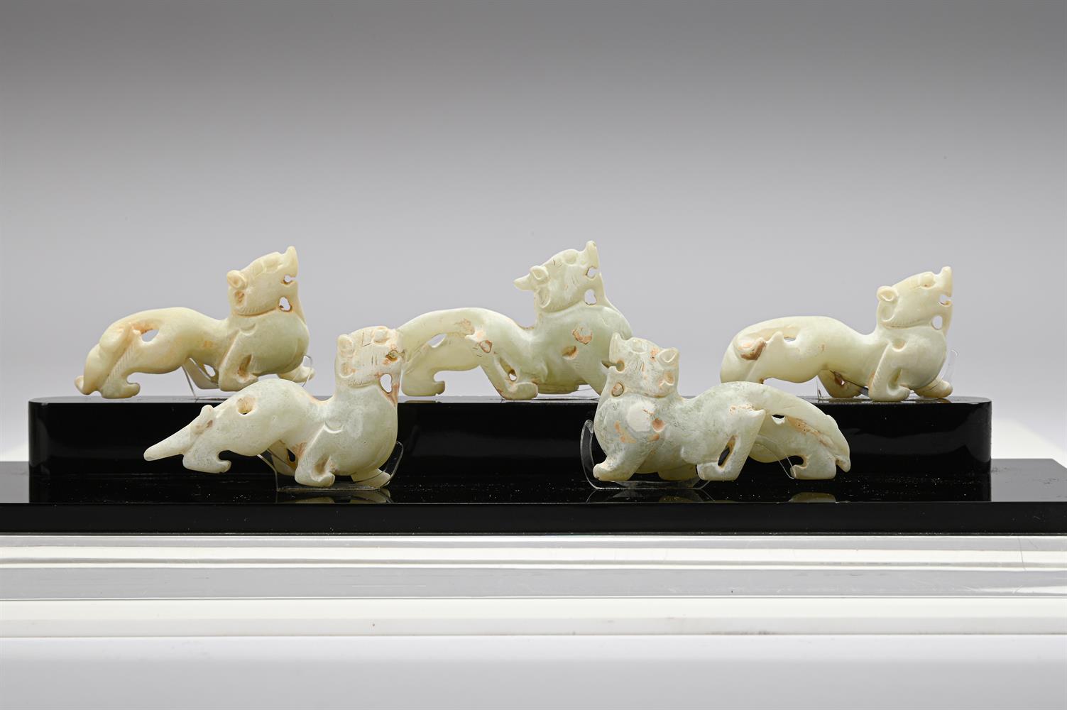 A DISPLAY OF FIVE MINIATURE CHINESE JADE MYTHICAL BEASTS, 20TH CENTURY - Image 4 of 5