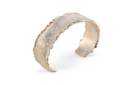 SIMON BENNEY (BRITISH, B.1966), A 'FEATHER' BANGLE; 1997