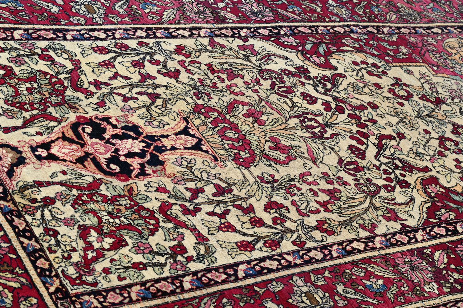 AN ISFAHAN RUG - Image 4 of 4