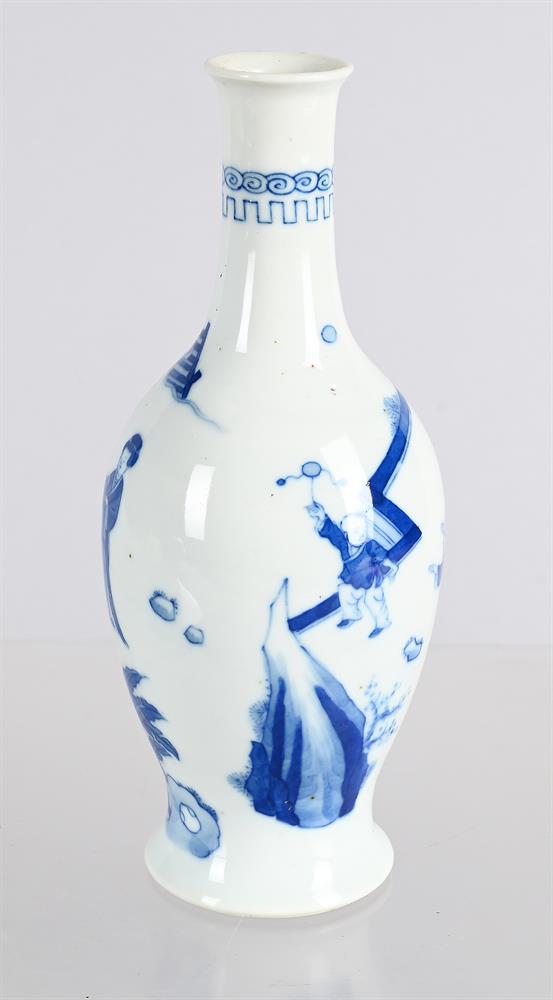A CHINESE BLUE AND WHITE 'COURT LADIES' BOTTLE VASE - Image 2 of 3