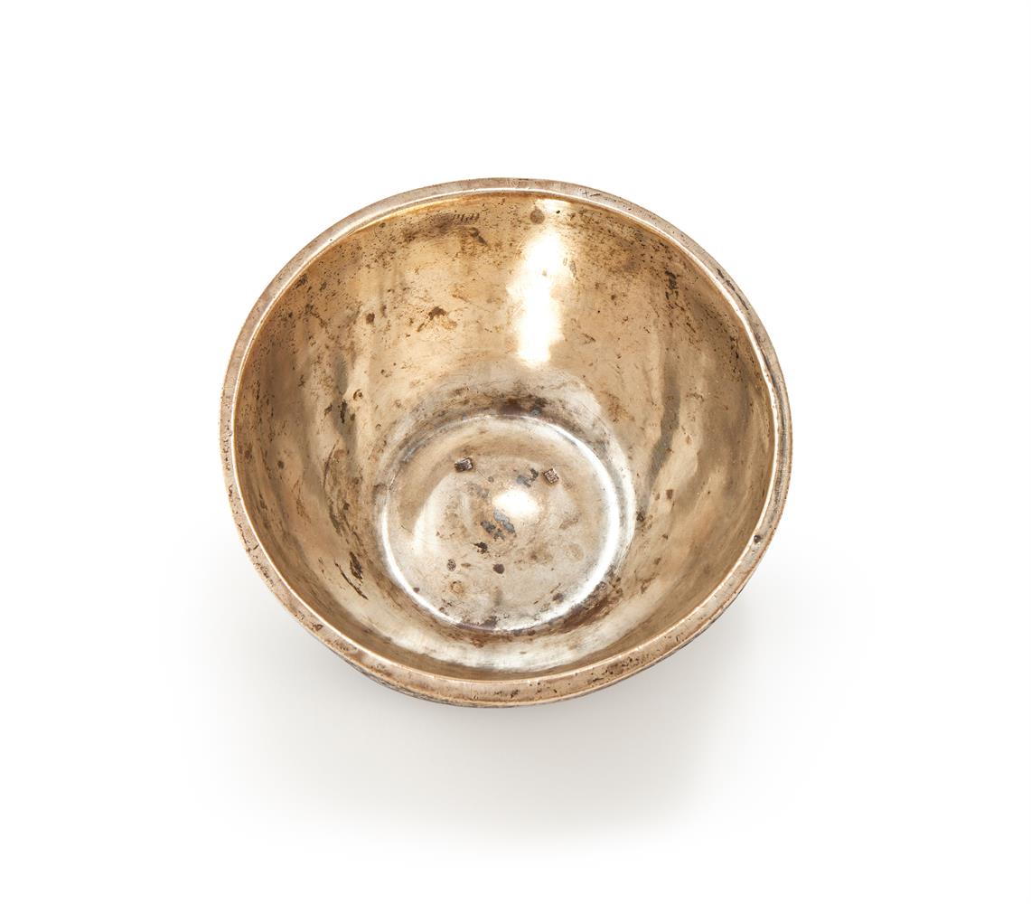 A CHINESE CANTON CARVED COCONUT SHELL BOWL WITH SILVER LINER, MID 19TH CENTURY - Image 3 of 5