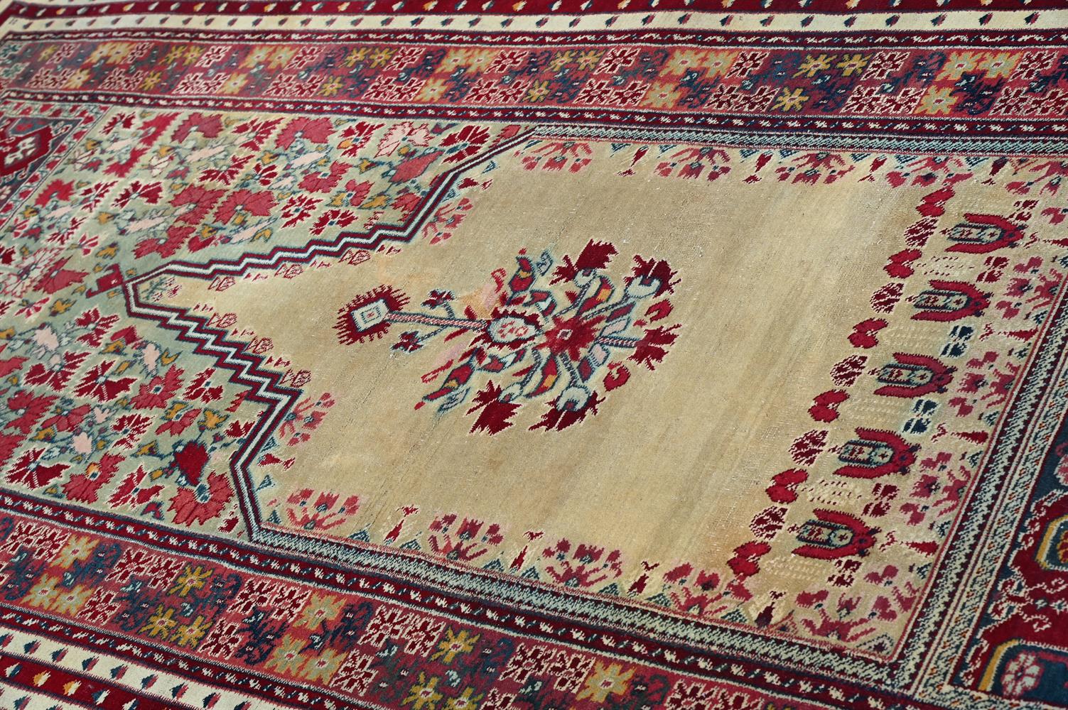 AN AGRA PRAYER RUG - Image 4 of 4