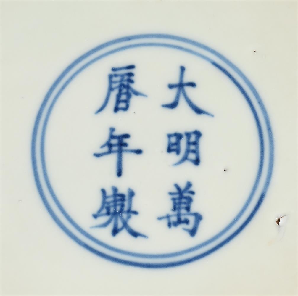 A LARGE CHINESE BLUE AND WHITE 'DRAGON' BOX AND COVER - Image 3 of 3