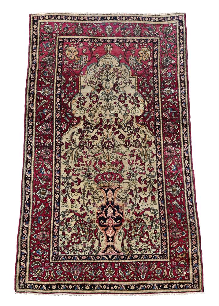 AN ISFAHAN RUG