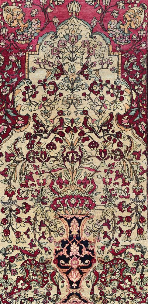 AN ISFAHAN RUG - Image 2 of 4