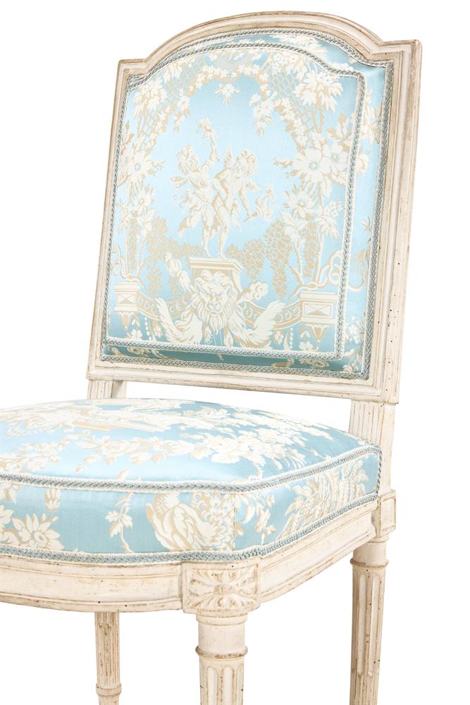 ‡ A ROYAL LOUIS XVI WHITE-PAINTED AND UPHOLSTERED CHAISE A LA REINE, CIRCA 1785 - Image 4 of 6