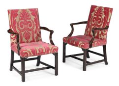A PAIR OF MAHOGANY OPEN ARMCHAIRS, IN GEORGE III STYLE, LATE 19TH OR EARLY 20TH CENTURY