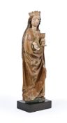A CARVED WOOD MODEL OF A FEMALE SAINT OR QUEEN, POSSIBLY 16TH OR 17TH CENTURY