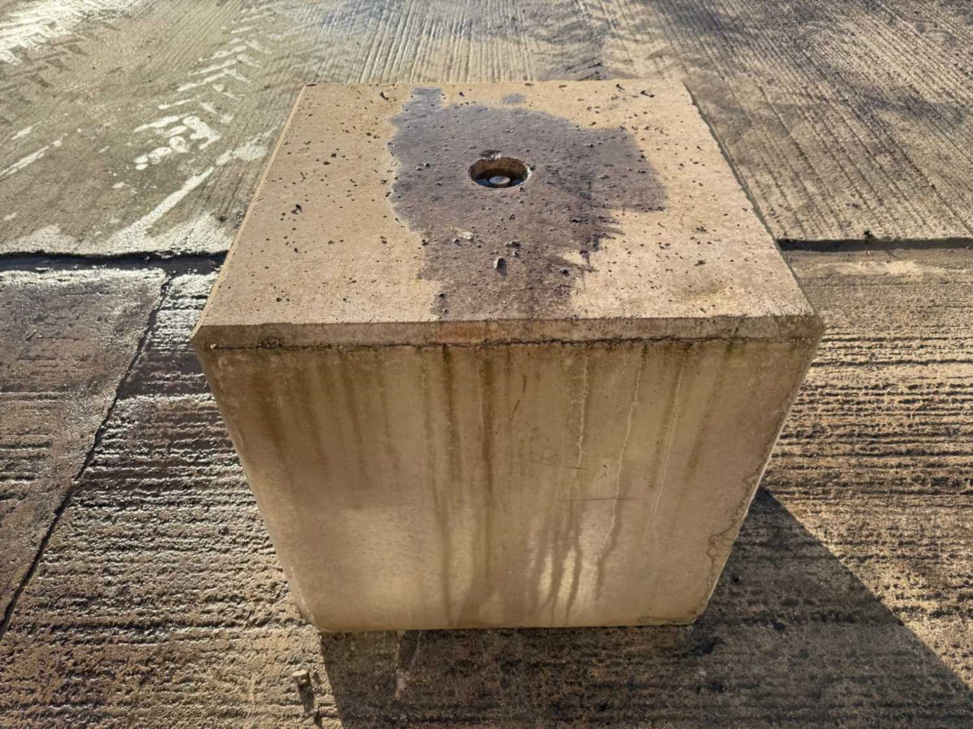 UNRESERVED - Lego Concrete Block Flat Top 800mm x 800mm x 800mm - Image 4 of 4