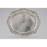 oval baroque style dish in silver || Ovale schaal met barokke rand met gegraveerde ornamentiek in ma