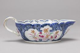 18th Cent. Chinese sauce boat in porcelain with a combined blue-white and 'Famille Rose' decor